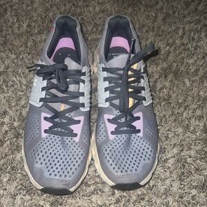On running light purple shoe size 9.5
